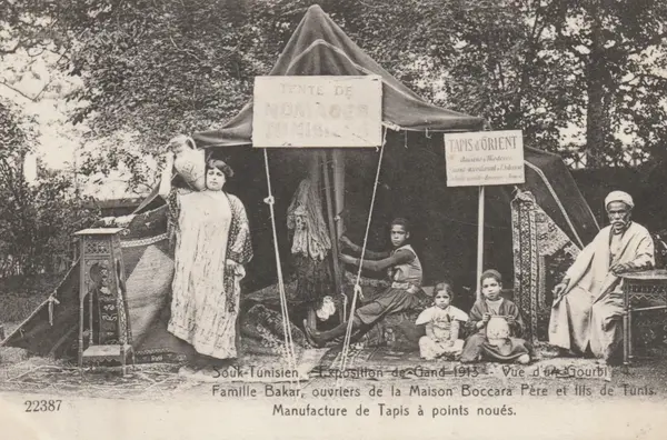 Expositon-de-Gand-1913.-vue-d-un-Gourbi-Souk-Tunisien-Famille-Bakar-Manufacture-de-Tapis