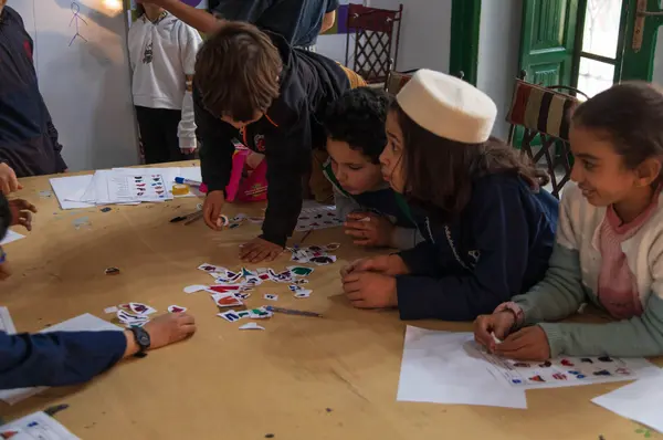 Atelier d’initiation à l’anglais pour enfants animé par Rawaa Ferjani, Programme Art et Education, 2023.