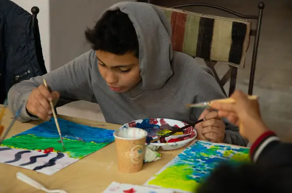 Atelier d’arts plastiques pour enfants et adolescents animé à L'Art Rue par Chawki Lahmar et Lilia Ben Romdhane, Art et Education, 2023.