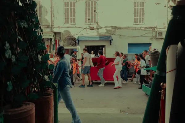 Lines - la procession par Andrew Graham, Créations, Festival Dream City 2023, Tunis.