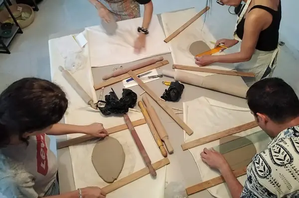 Sāni` صَانِع avec Mehdi Kriaa, atelier céramique pour enfants, mars 2022