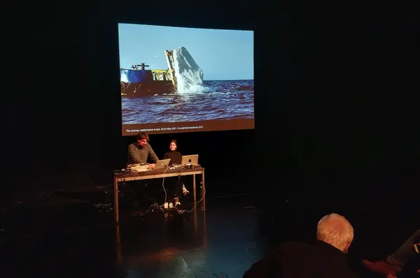 Bilel El Mekki et Adnen El Ghali de L’Art Rue à Brême dans le cadre du Sommet Between Land and Sea, novembre 2022.