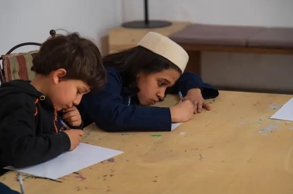 Atelier d’initiation à l’anglais pour enfants animé par Rawaa Ferjani, Programme Art et Education, 2023.