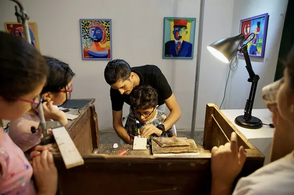 Atelier design et artisanat, Sāni` صَانِع, animé par Chemseddine Mechri avec des enfants au sein de L'Art Rue - septembre-octobre 2021