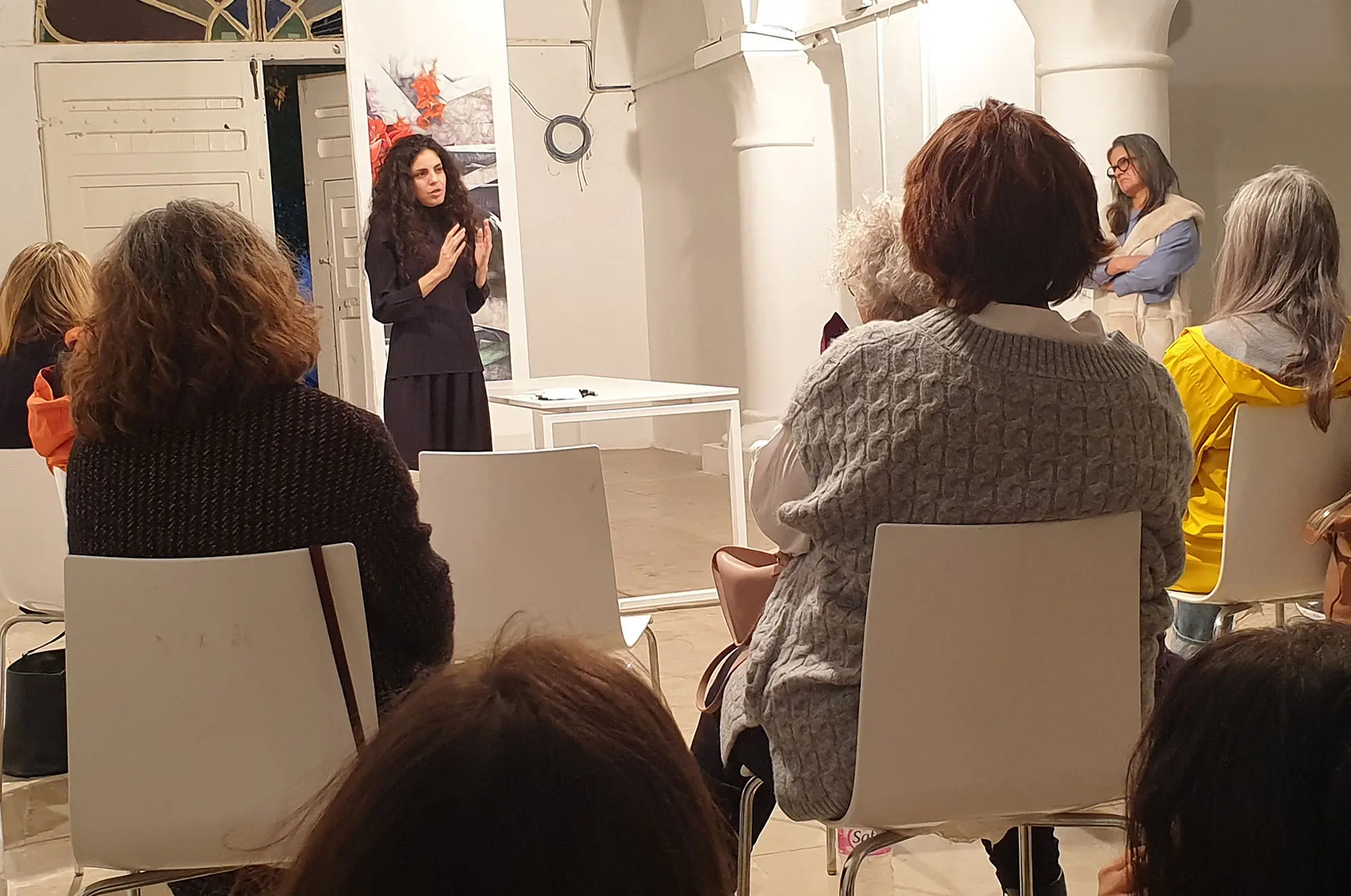 Performance 'Storying' de l’artiste iranienne Negar Tahsili à L’Art Rue, novembre 2022.