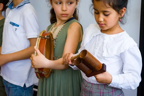 Atelier d'éveil musical par Iqadh avec les enfants de l'école de la Hafsia- médina de Tunis, 2021-2024