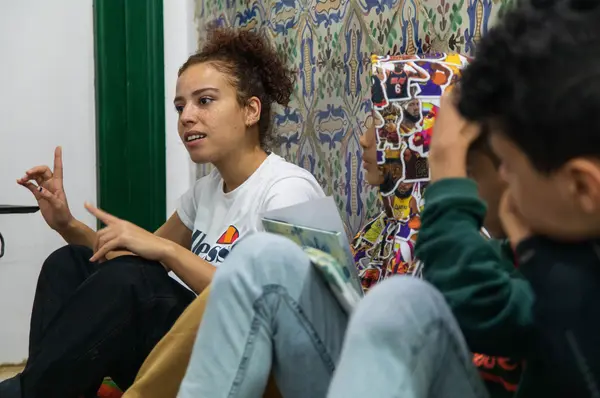 Atelier d’initiation à l’anglais pour enfants animé par Rawaa Ferjani dans le cadre des Winter Camp du Programme Art et Education, mars 2023.