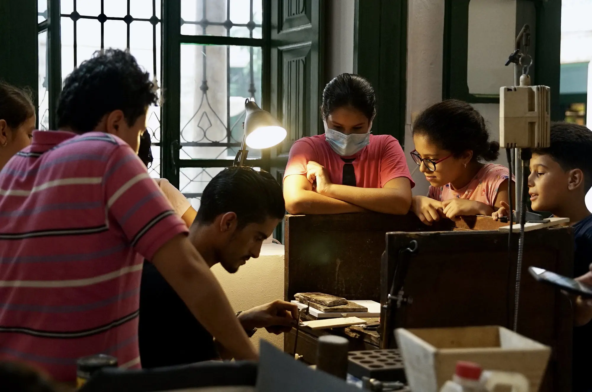 Atelier design et artisanat, Sāni` صَانِع, animé par Chemseddine Mechri avec des enfants au sein de L'Art Rue - septembre-octobre 2021