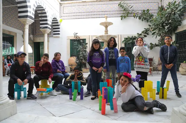 Atelier de design écologique avec Thomas Egoumenides dans le cadre des Winter camp du programme Art et Education à L'Art Rue, mars 2023.