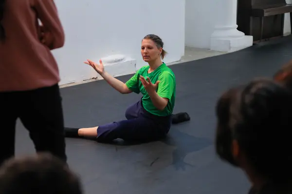 Contemporary dance workshop with Cyrinne Douss as part of the Art and Education Winter Camp, March 2023 at L'Art Rue.