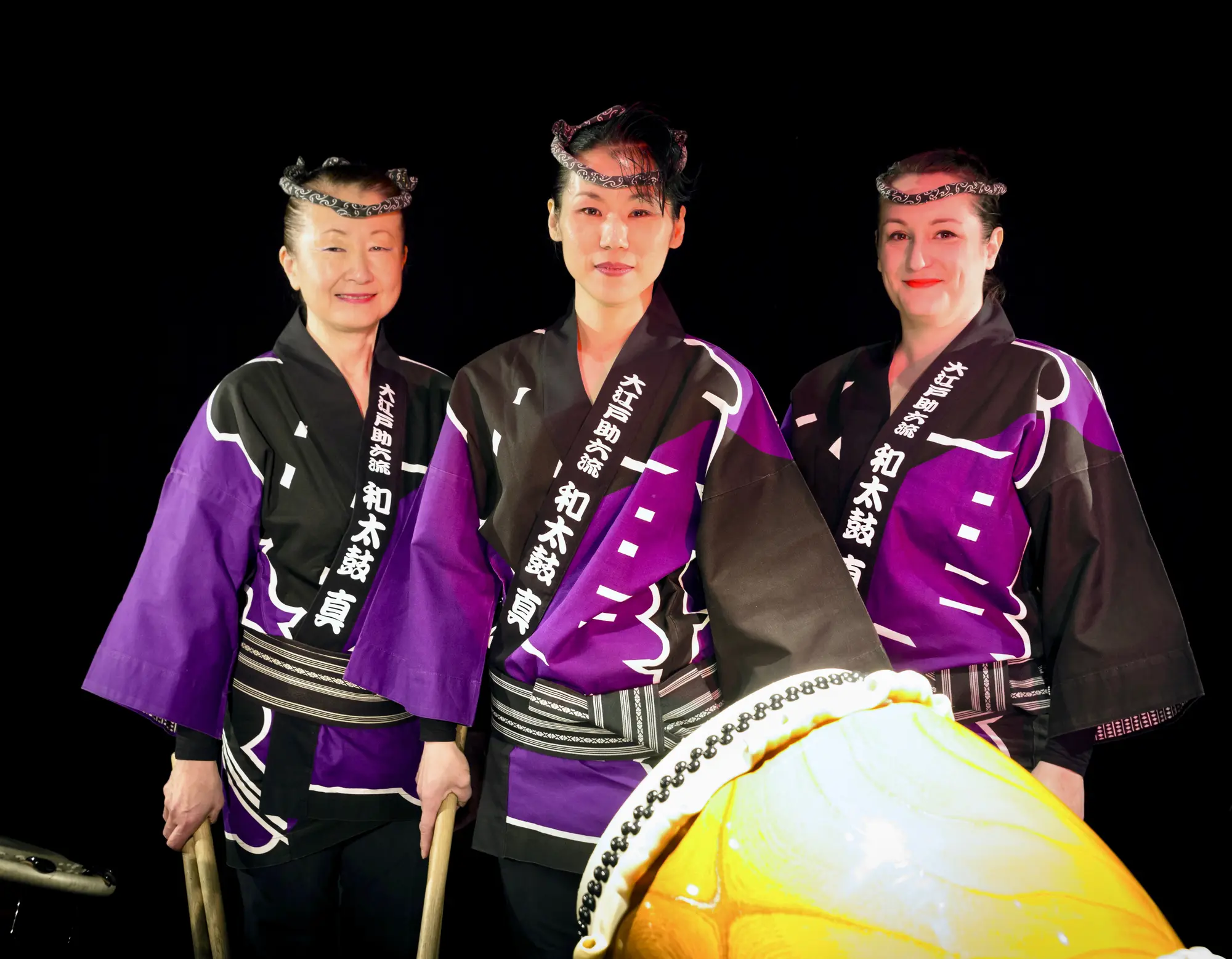 黒い和太鼓 紫色の紐付き コンサート 和太鼓 真 『Vibrations – tambour japonais』 - Maison de