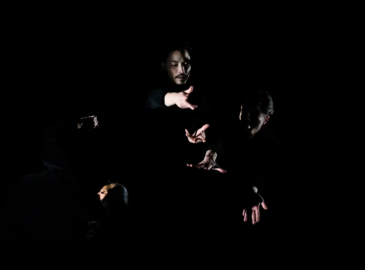 Les yeux fermés