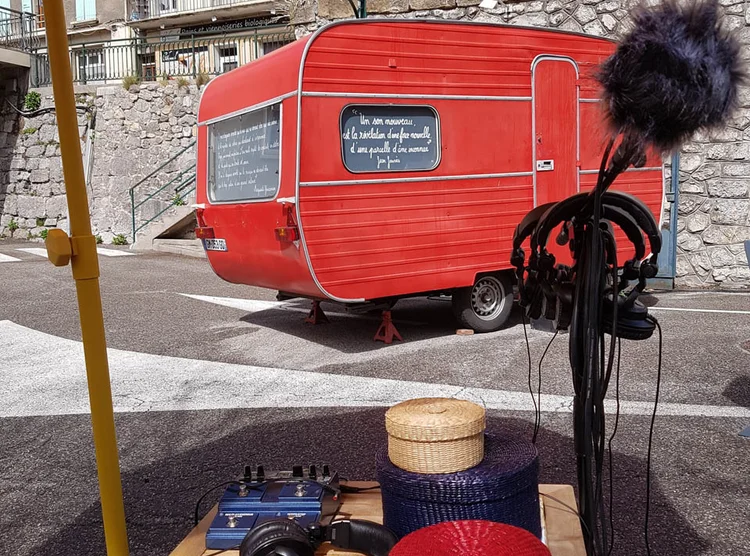 LA CARAVANE  DE L'ÉCOUTE