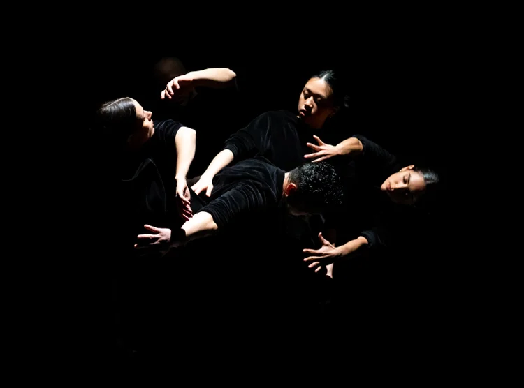 Les yeux fermés
