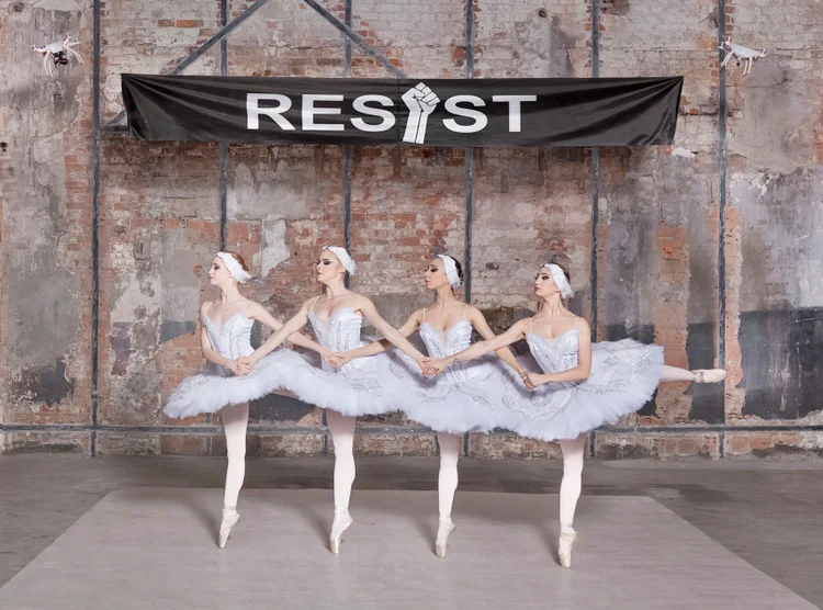 WOMEN AT WORK - UNDER CONSTRUCTION © Ballerinas