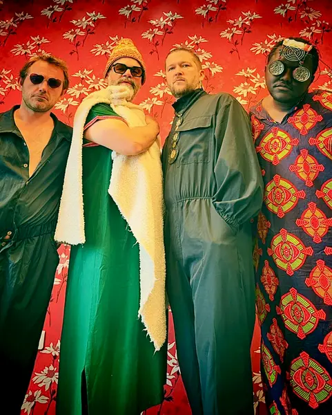 GUEMBRI SUPERSTAR et LOVA LOVA
