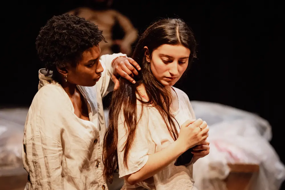 Ce qu'il aura Fallu, Ilonah Fagotin avec Chloé Monteiro, Ilana Micouin Onnis