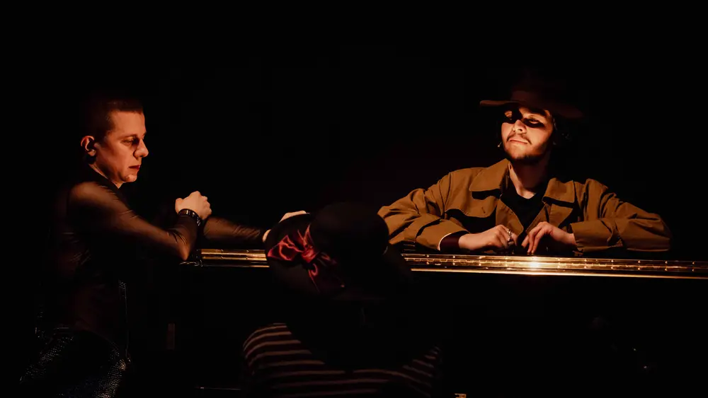 Les nuits d'Hélène, Iris Laurent avec Ambre Germain Cartron et Yassim Aït Abdelmalek