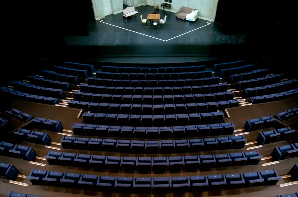 Théâtre du Nord. Grande salle : Capacité de 440 places. Plateau de 260m² - arrière-scène de 30m².  Configuration en amphithéâtre pour une visibilité parfaite.  Salle entièrement équipée pour diffusion son, lumière et vidéo.