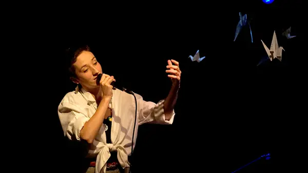 Une voix sous les grues