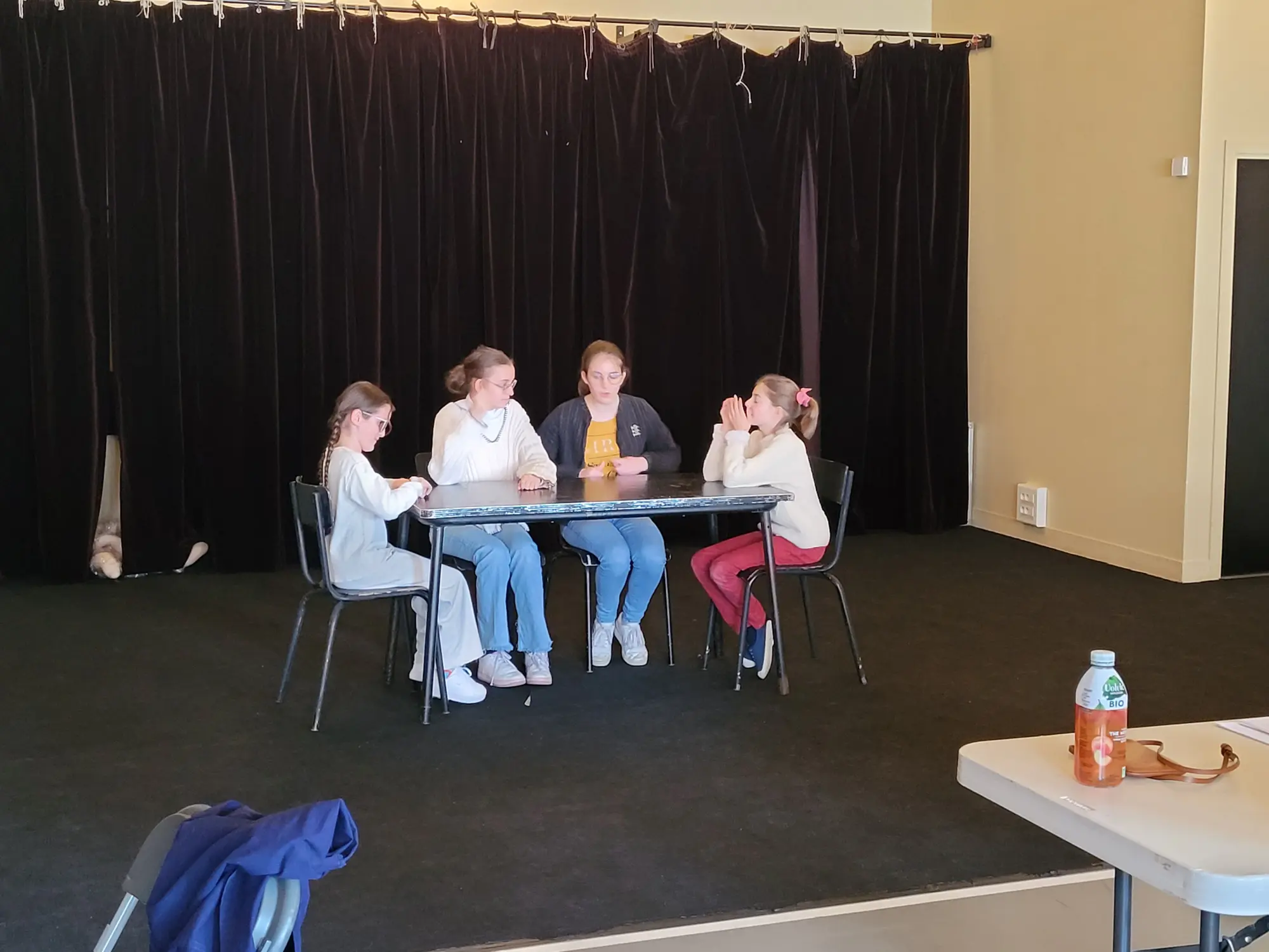 Transcender les barrières quotidiennes à travers le théâtre