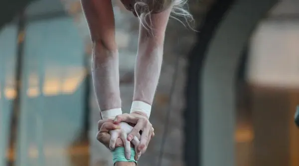 Expérimente la pratique artistique du porté acrobatique