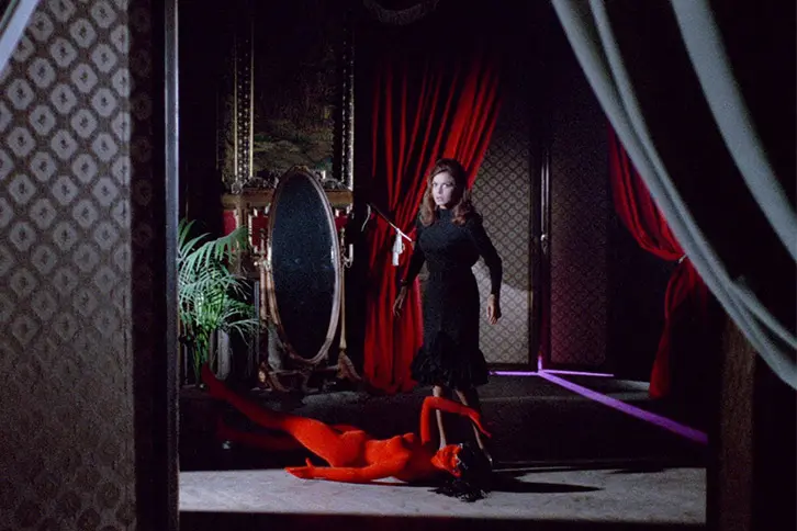 SIX FEMMES POUR L'ASSASSIN